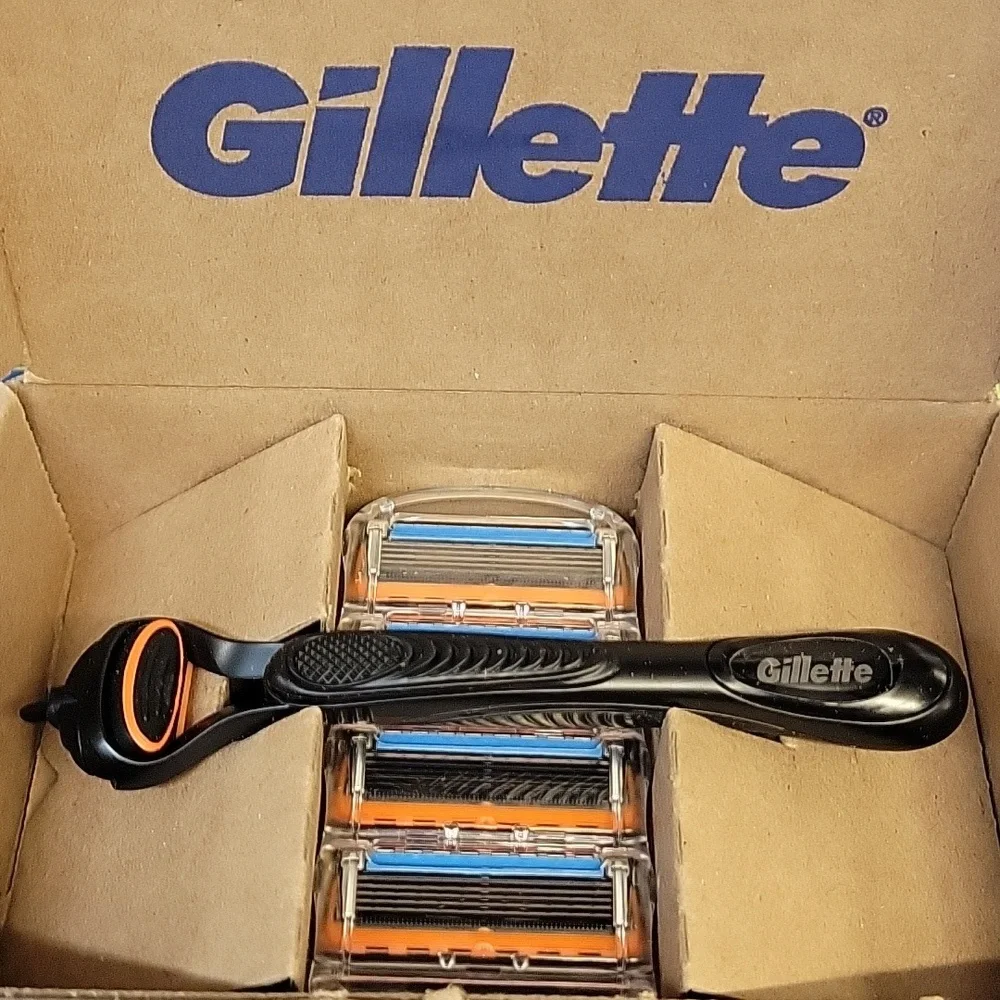 Gillette Fusion5 razor set containing one handle & four blade refill New in Box